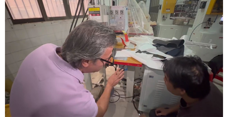 高周波 振嘉高周波師傅指導(dǎo)外國(guó)友人